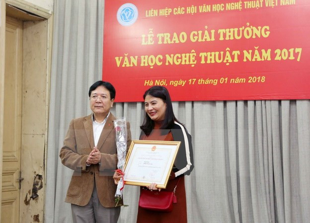Thứ trưởng Bộ Văn hóa-Thể thao và Du lịch Vương Duy Biên trao giải A cho tác giả Phạm Phát. (Ảnh: Thành Đạt/TTXVN) Thứ trưởng Bộ Văn hóa-Thể thao và Du lịch Vương Duy Biên trao giải A cho tác giả Phạm Phát. (Ảnh: Thành Đạt/TTXVN)