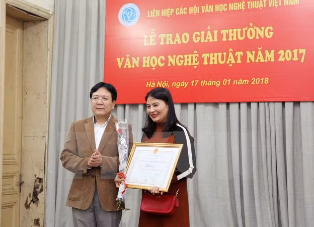 Thứ trưởng Bộ Văn hóa-Thể thao và Du lịch Vương Duy Biên trao giải A cho tác giả Phạm Phát. (Ảnh: Thành Đạt/TTXVN)
