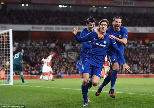Marcos Alonso tưởng chừng đã mang về 3 điểm cho Chelsea. (Ảnh: Daily Mail)