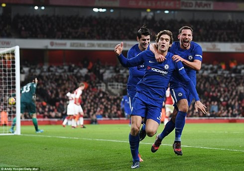 Marcos Alonso tưởng chừng đã mang về 3 điểm cho Chelsea. (Ảnh: Daily Mail)