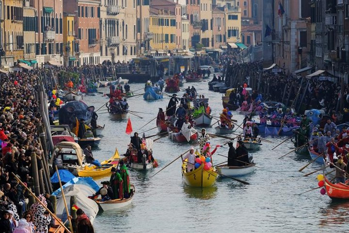 Tâm điểm của lễ hội là màn diễu hành bằng thuyền dọc theo các kênh rạch tại Venice. 