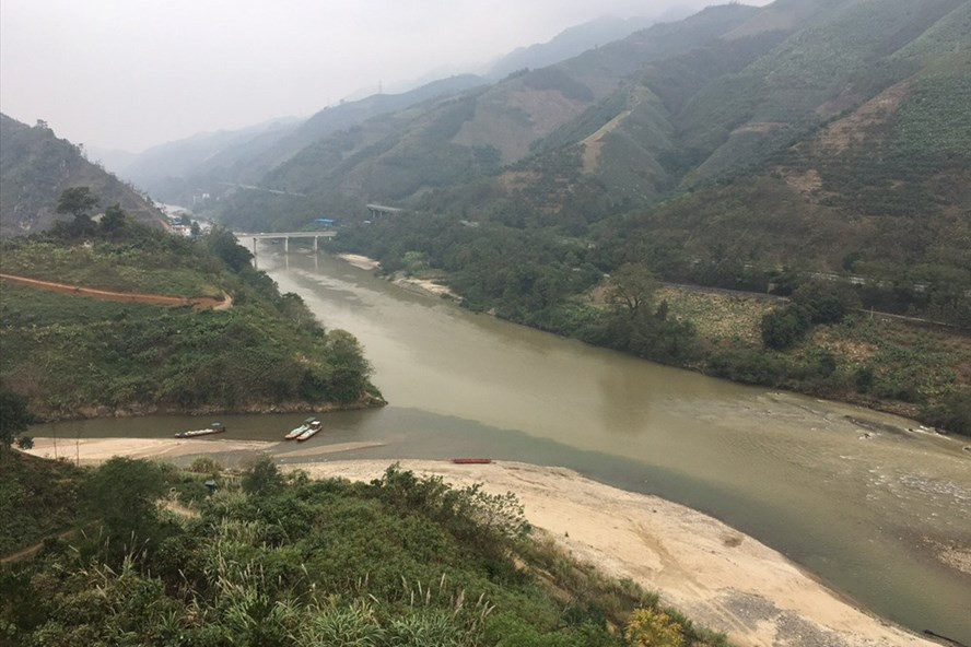 Điểm sông Hồng chảy vào đất Việt - nơi, theo nhiều bạn trẻ, “nhất định phải đến”.