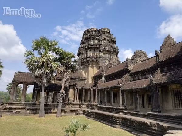 Gạch Khmer được kết dính với nhau bằng một hỗn hợp không màu, được làm từ thực vật nhưng không phải là vữa. Gạch Khmer được kết dính với nhau bằng một hỗn hợp không màu, được làm từ thực vật nhưng không phải là vữa.