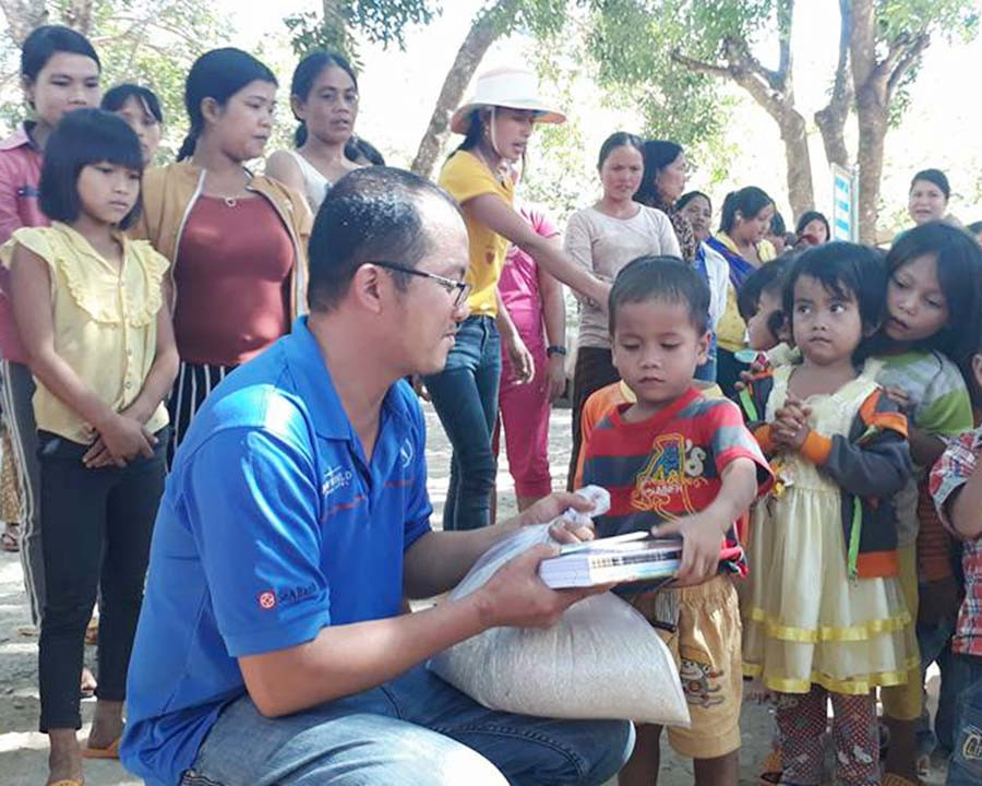  Anh Tài trao quà cho các em nhỏ xã Ia Kreng, huyện Chư Pah. Ảnh: Ngọc Thu