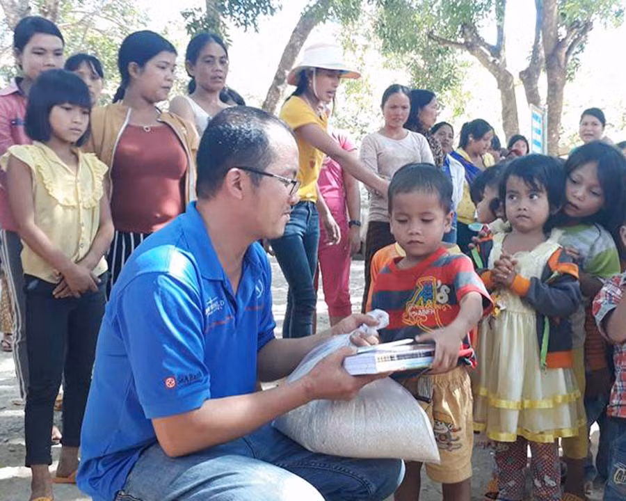  Anh Tài trao quà cho các em nhỏ xã Ia Kreng, huyện Chư Pah. Ảnh: Ngọc Thu