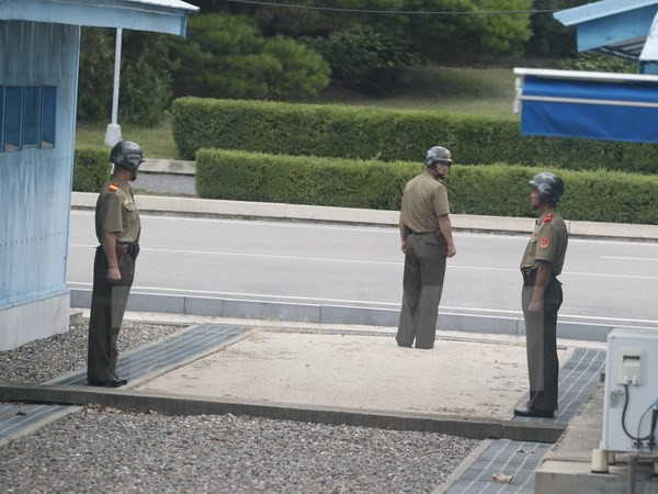 Binh sỹ Triều Tiên gác tại làng đình chiến Panmunjom.