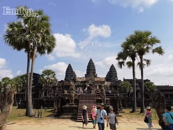Hàng năm lượng lớn du khách đến Campuchia chỉ để tham quan Angkor Wat Hàng năm lượng lớn du khách đến Campuchia chỉ để tham quan Angkor Wat