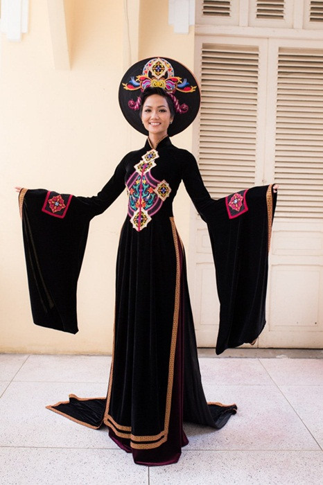 Bộ áo dài là sự kết hợp các nét đặc trưng của 54 dân tộc. Các hoạ tiết hoa văn và màu sắc được Nhật Dũng thiết kế hài hòa.