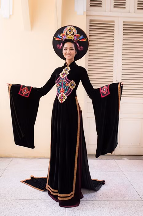 Bộ áo dài là sự kết hợp các nét đặc trưng của 54 dân tộc. Các hoạ tiết hoa văn và màu sắc được Nhật Dũng thiết kế hài hòa.