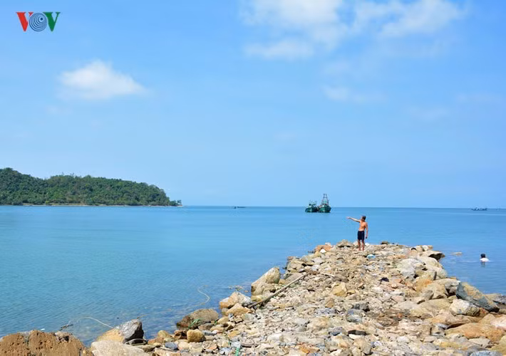 Một mỏm đá kéo dài ra biển