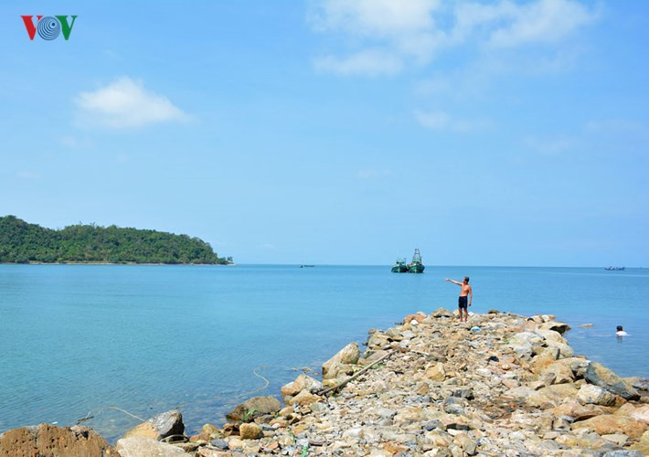 Một mỏm đá kéo dài ra biển