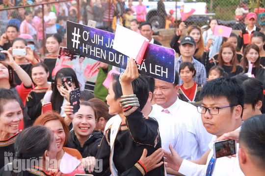  Hàng ngàn người dân chào đón tân Hoa hậu Hoàn vũ