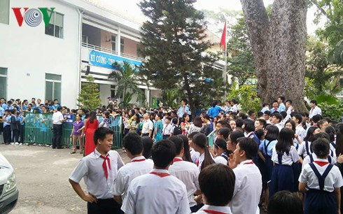 Học sinh nhà trường phải dừng học vì hỏa hoạn. Học sinh nhà trường phải dừng học vì hỏa hoạn.
