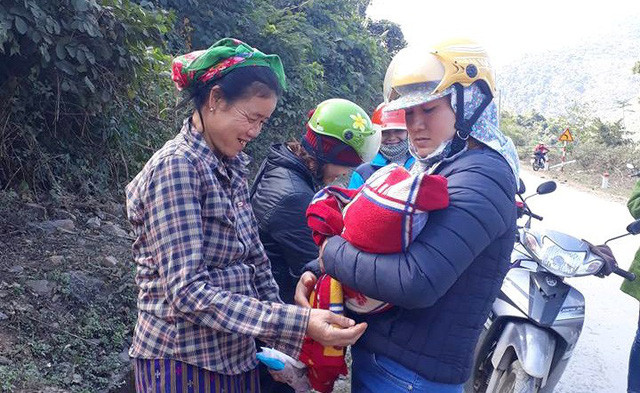 Cô giáo Lang Thị Thanh Thùy trao cháu bé sơ sinh cho người thân