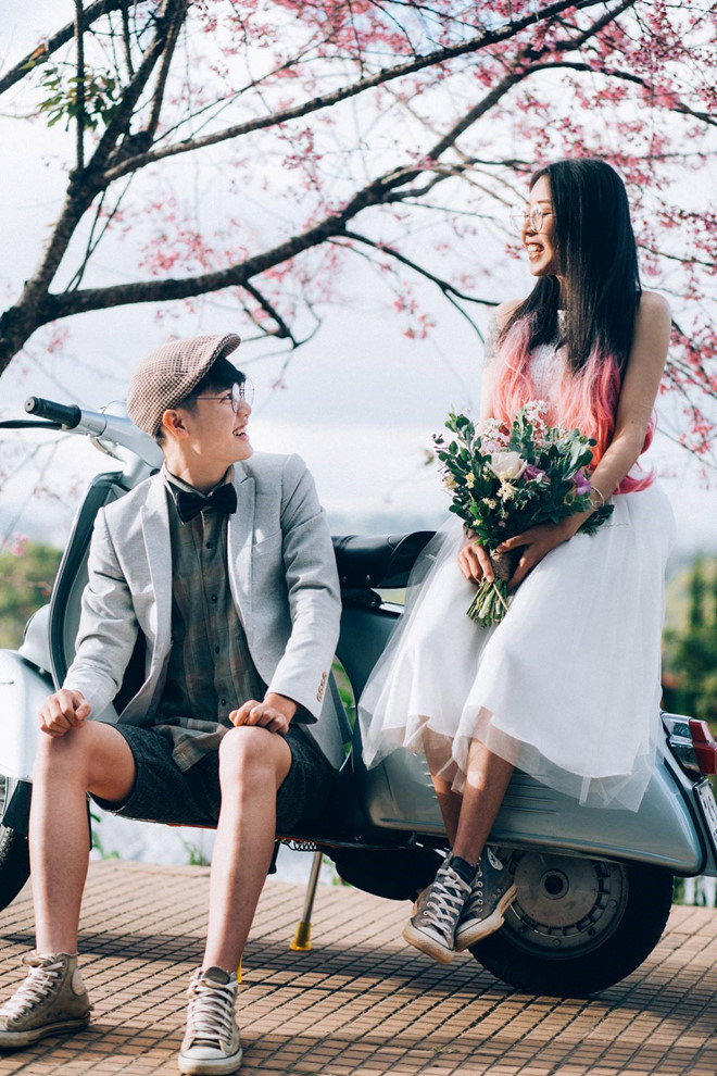 Bộ ảnh cưới lung linh được chụp ngay trong những ngày Đà Lạt rực sắc hoa.