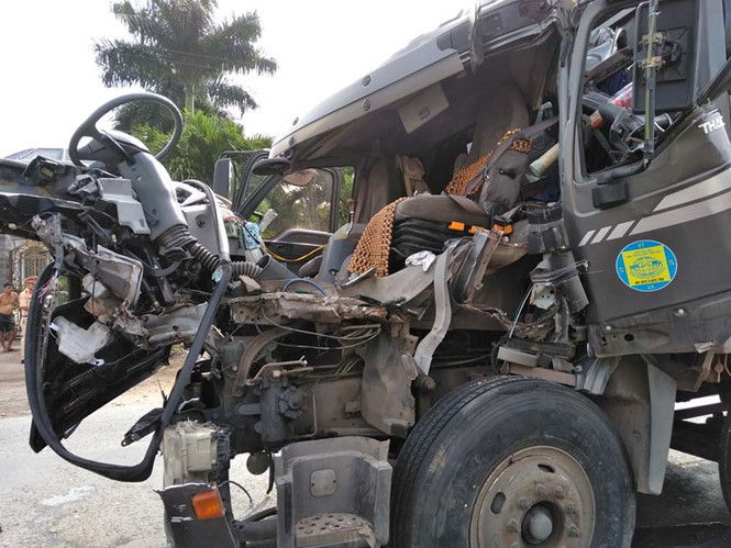 Ca bin xe tải vỡ nát, tài xế may mắn thoát chết. Ca bin xe tải vỡ nát, tài xế may mắn thoát chết.