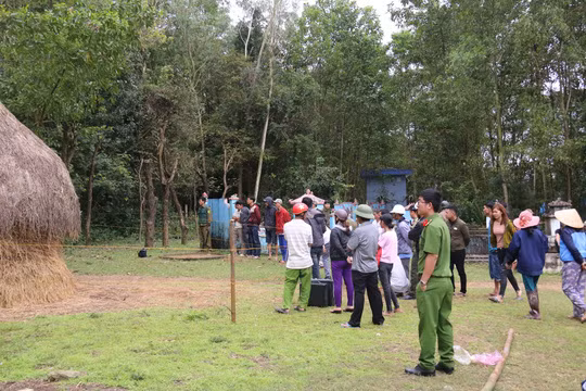  Công an phong tỏa hiện trường điều tra vụ án mạng