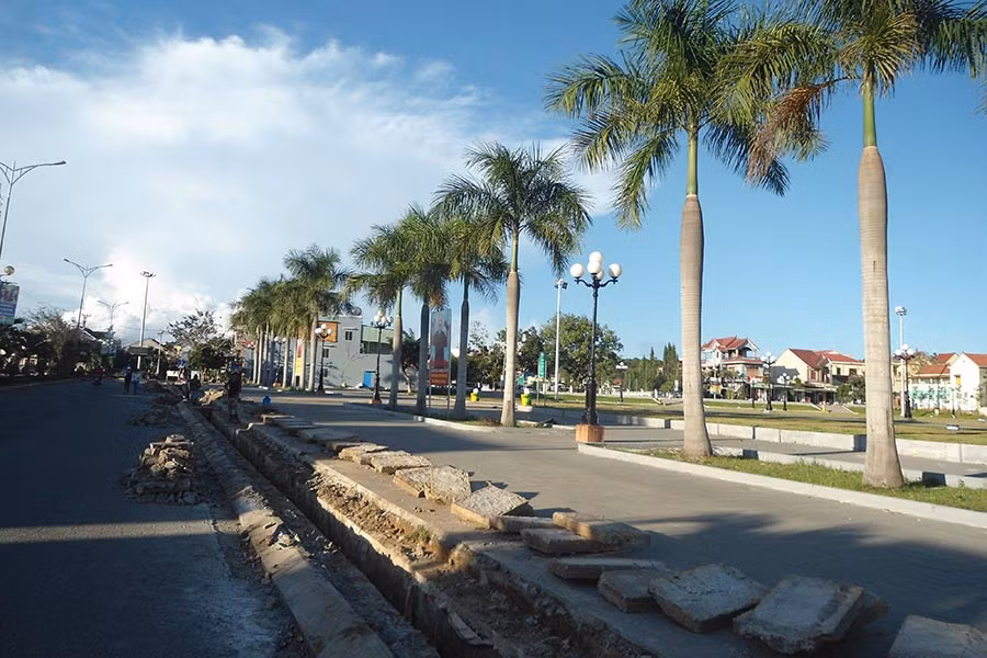 Huyện Kbang đang gấp rút nhiều công việc chỉnh trang đô thị đón Tết Mậu Tuất. Ảnh: Ngọc Minh