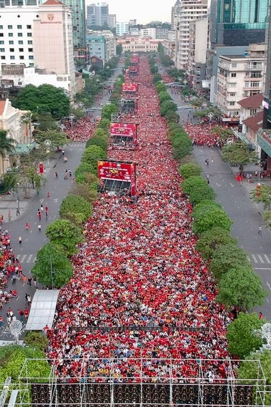  Hình ảnh ấn tượng nhất trong ngày 27-1, khán giả TPHCM xem THTT trên phố đi bộ ở đường Nguyễn Huệ