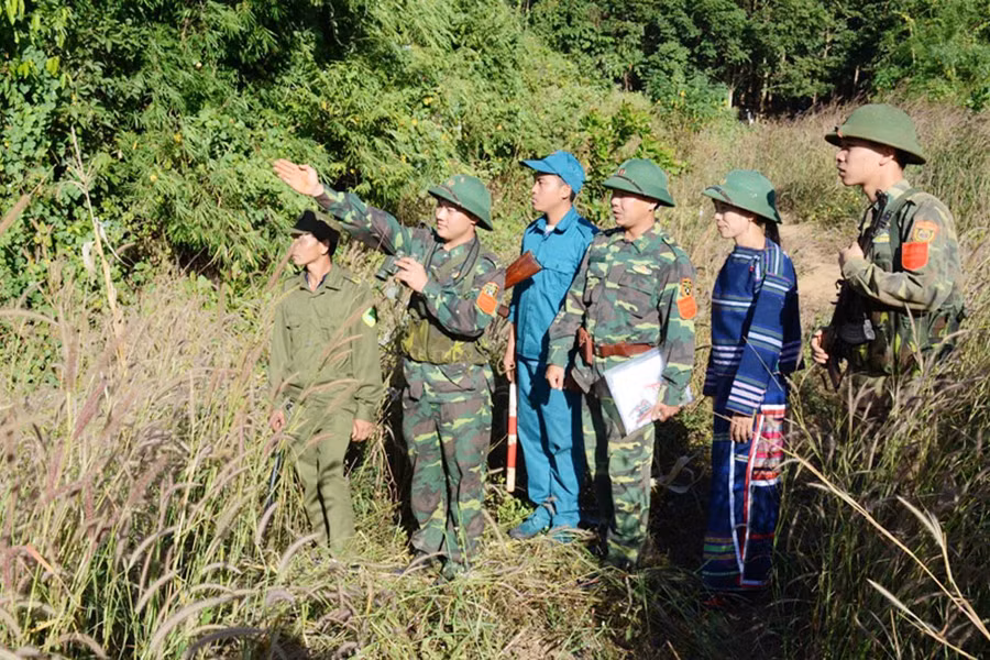 Lực lượng chức năng và nhân dân xã Ia Nan tuần tra bảo vệ đường biên, cột mốc. Ảnh: Vĩnh Hoàng