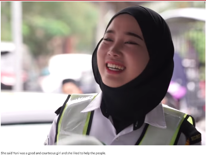 Nữ nhân viên bảo vệ Mahyuni Munif. Nữ nhân viên bảo vệ Mahyuni Munif.