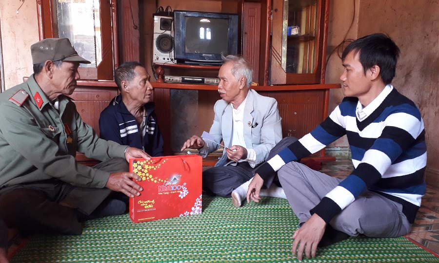 Tặng quà cho cựu tù chính trị yêu nước xã Ia Hla. Ảnh: Lê Trang  Tặng quà cho cựu tù chính trị yêu nước xã Ia Hla. Ảnh: Lê Trang