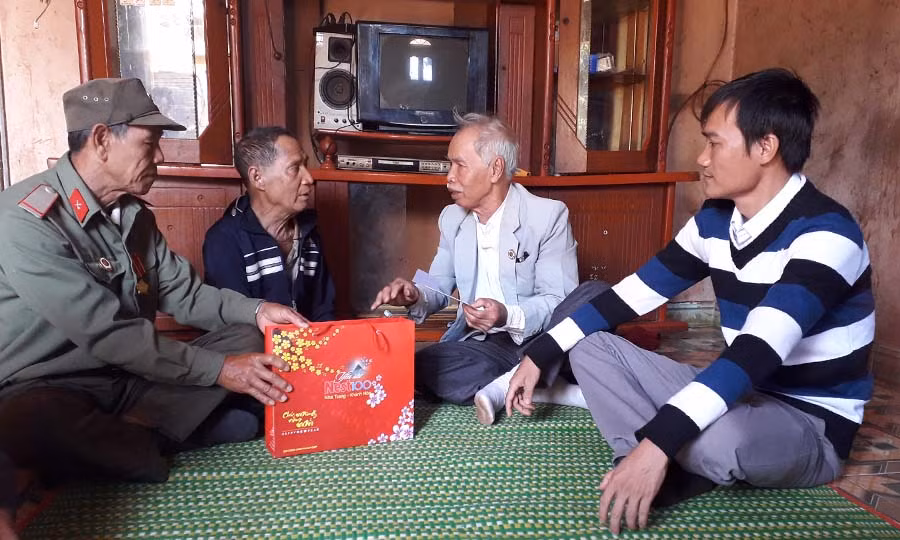  Tặng quà cho cựu tù chính trị yêu nước xã Ia Hla. Ảnh: Lê Trang