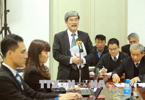 Luật sư Nguyễn Huy Thiệp (đứng) bào chữa cho ông Đinh La Thăng.