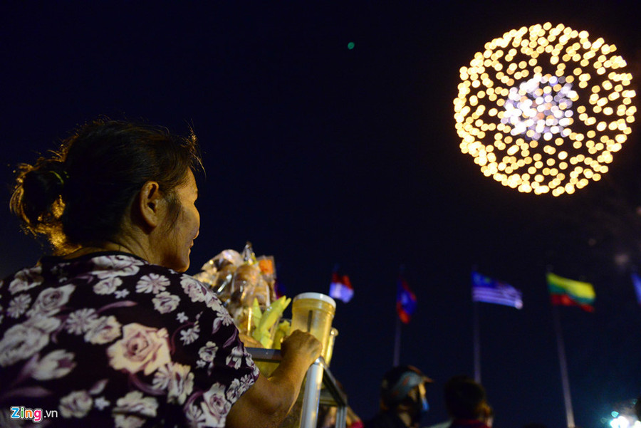 Bà bảo lâu lắm mới được nhìn thấy tận mắt pháo hoa vì Tết Nguyên đán năm trước không có.