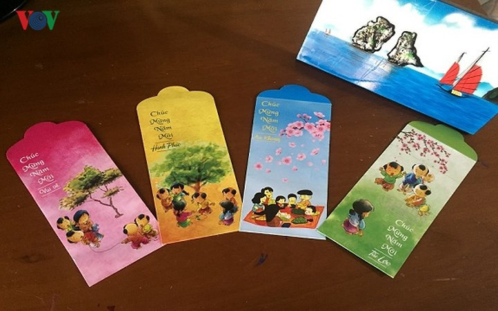 Mặc dù còn gần 1 tháng nữa mới đến Tết Nguyên đán Mậu Tuất 2018 nhưng thị trường phong bao lì xì đã nhộn nhịp. Nhiều mẫu thiết kế mang đậm 