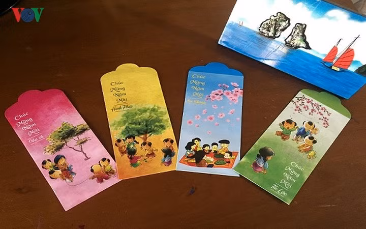 Mặc dù còn gần 1 tháng nữa mới đến Tết Nguyên đán Mậu Tuất 2018 nhưng thị trường phong bao lì xì đã nhộn nhịp. Nhiều mẫu thiết kế mang đậm 