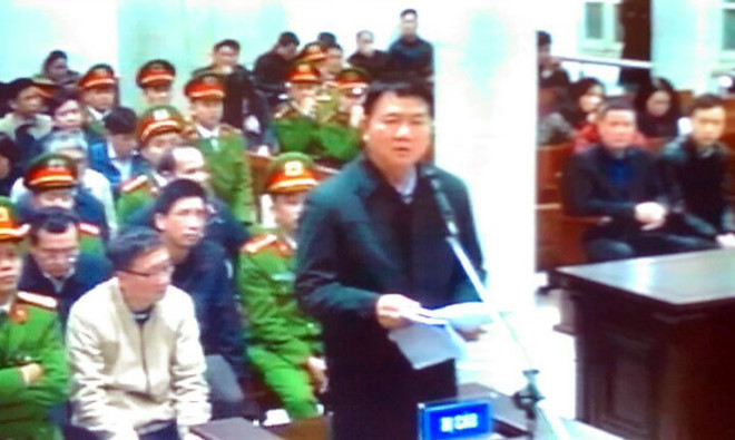 Bị cáo Đinh La Thăng đưa ra phần tự bào chữa cho bản thân chiều 13-1. Bị cáo Đinh La Thăng đưa ra phần tự bào chữa cho bản thân chiều 13/1.