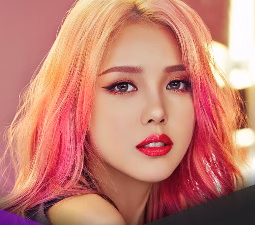 Dùng son màu có nhiều dưỡng giúp môi luôn mềm mượt, không khô căng.