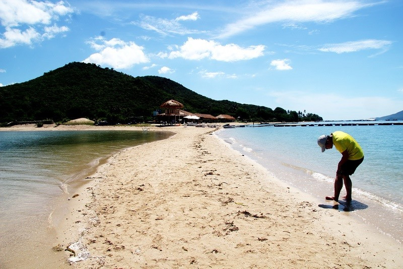 Bãi cát nổi trên con đường nối ba đảo ở vịnh Vân Phong.