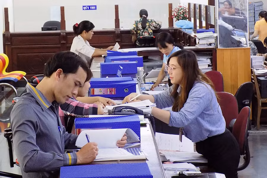 Kho bạc nhà nước Gia Lai làm thủ tục giải ngân kinh phí chi trả theo điều chỉnh tăng lương. Ảnh: T.N