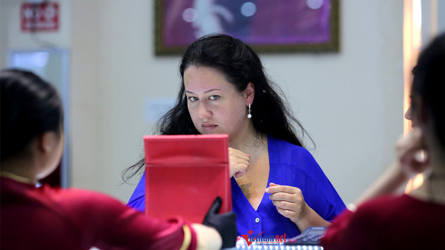 Các cơ sở nuôi cấy ngọc trai ở Phú Quốc luôn được du khách quan tâm đến mua sắm hay làm quà cho người thân, bạn bè. Một du khách nước ngoài đang thử chiếc khuyên tai đính ngọc trai tại một cơ sở nuôi cấy ngọc trai ở An Thới.