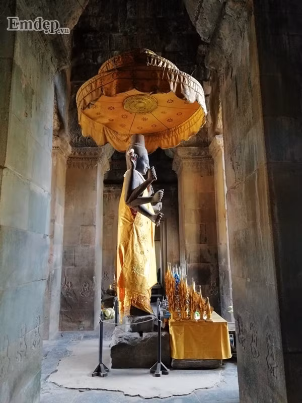 Tượng Phật được thờ trong khu vực đền. Tượng Phật được thờ trong khu vực đền.