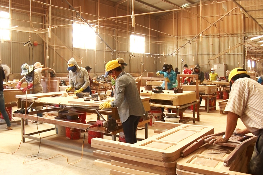 Công nhân làm việc tại khu công nghiệp Trà Đa, TP. Pleiku vui mừng khi biết sẽ được tổ chức ngày hội "Tết sum vầy 2018". Ảnh: N.H Công nhân làm việc tại khu công nghiệp Trà Đa, TP. Pleiku vui mừng khi biết sẽ được tổ chức ngày hội