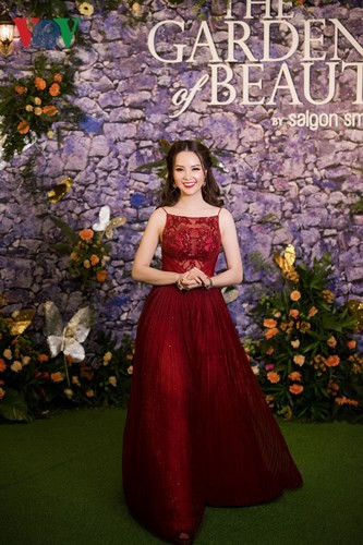 Chiếc đầm đỏ rực rỡ làm cho Á hậu nổi bật hơn tại sự kiện.