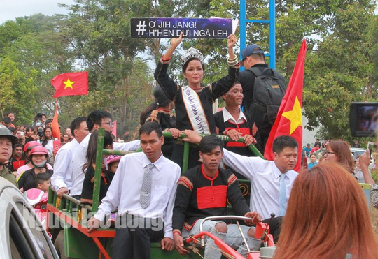 H'Hen Niê được đón bằng 12 chiếc xe máy cày