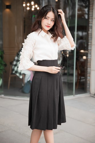 Trong những bộ ảnh mới đây, Mỹ Nhân tiếp tục khẳng định hình ảnh thanh lịch, chất sành điệu và biến hóa của mình.