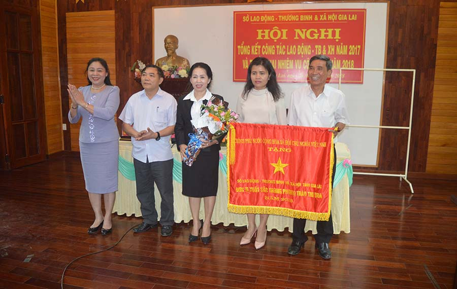 Đồng chí Huỳnh Nữ Thu Hà-Ủy viên Ban Thường vụ Tỉnh ủy, Phó Chủ tịch UBND tỉnh trao cờ thi đua cho ngành Lao động-Thương binh và Xã hội. Ảnh: Đ.Y Đồng chí Huỳnh Nữ Thu Hà-Ủy viên Ban Thường vụ Tỉnh ủy, Phó Chủ tịch UBND tỉnh trao cờ thi đua cho ngành Lao động-Thương binh và Xã hội. Ảnh: Đ.Y