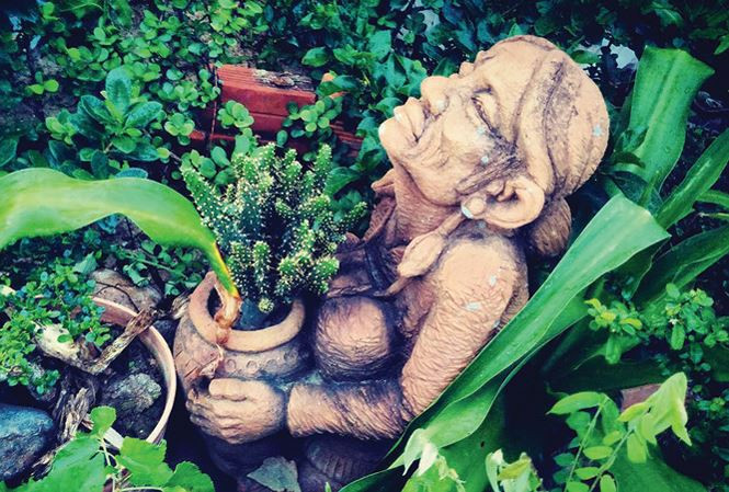 Tượng “Cầu mưa” trong sân nhà anh Nắng. Tượng “Cầu mưa” trong sân nhà anh Nắng.