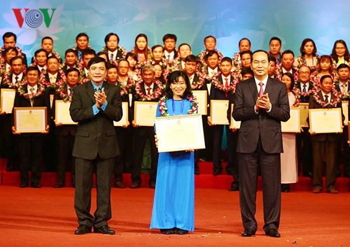 Chủ tịch nước trao Bằng khen cho các Chủ tịch công đoàn cơ sở xuất sắc Chủ tịch nước trao Bằng khen cho các Chủ tịch công đoàn cơ sở xuất sắc