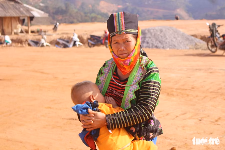 Bé con mà khóc, sẽ được vùi vào bầu ngực nóng ấm