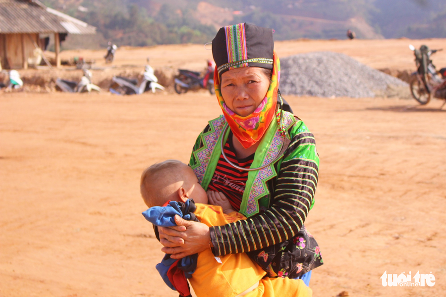 Bé con mà khóc, sẽ được vùi vào bầu ngực nóng ấm