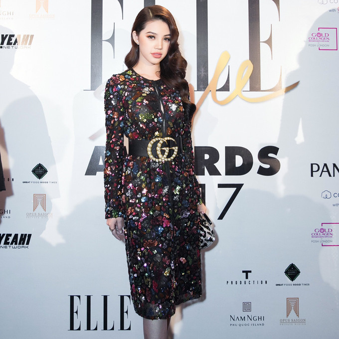 Cô còn sở hữu một phiên bản khác với kích thước to hơn, được phối với đầm dự tiệc sang chảnh. 