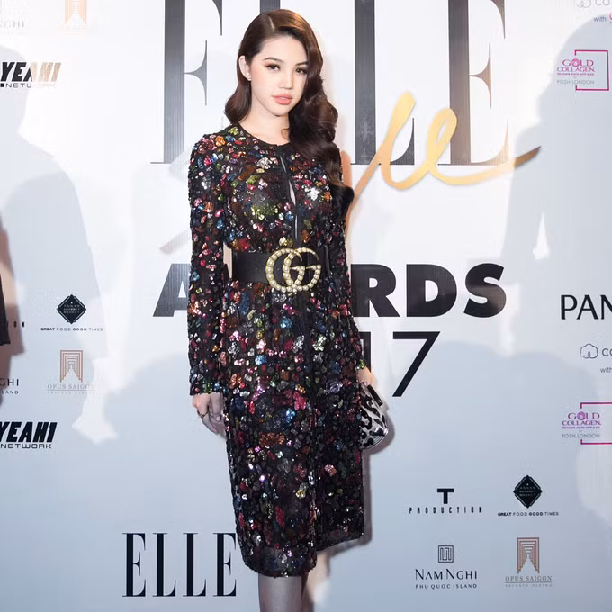 Cô còn sở hữu một phiên bản khác với kích thước to hơn, được phối với đầm dự tiệc sang chảnh. 