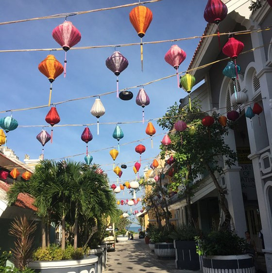 Hay con phố cổ Rue de Lamarck nơi có những nhà hàng, quán bar, khu mua sắm của khu nghỉ dưỡng.