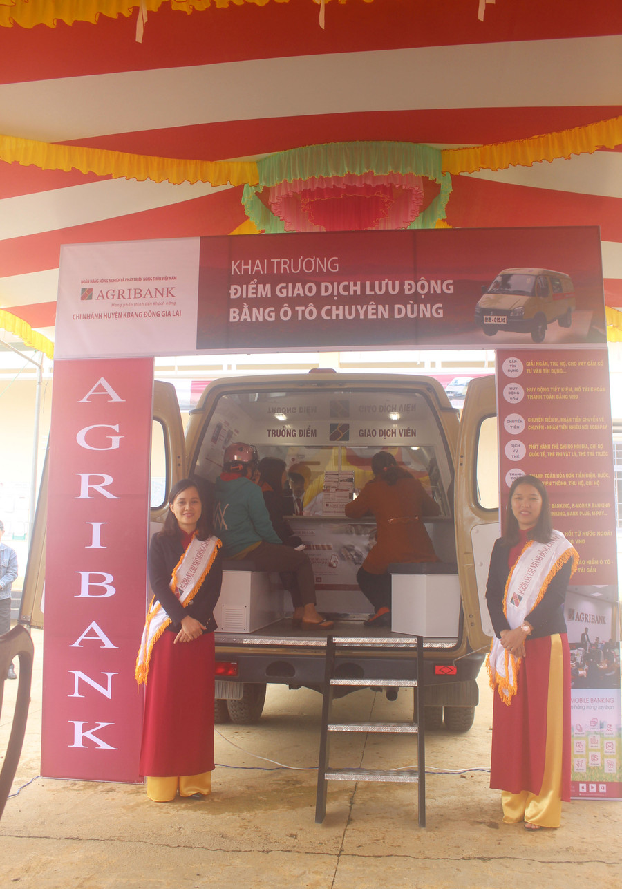Khách hàng đang giao dịch tại điểm giao dịch lưu động bằng xe ô tô chuyên dùng của Agribank. Ảnh: S.C
